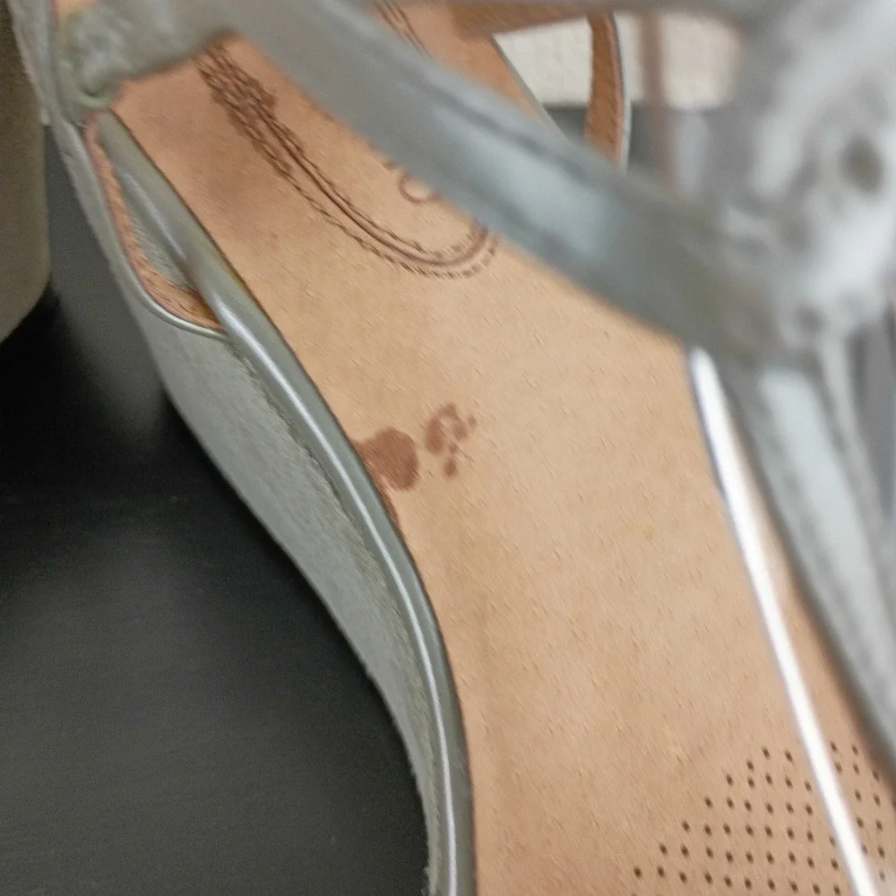 Corso Como Womens Silver Metallic Strappy Wedge Sandals Platform Grey Suede 9